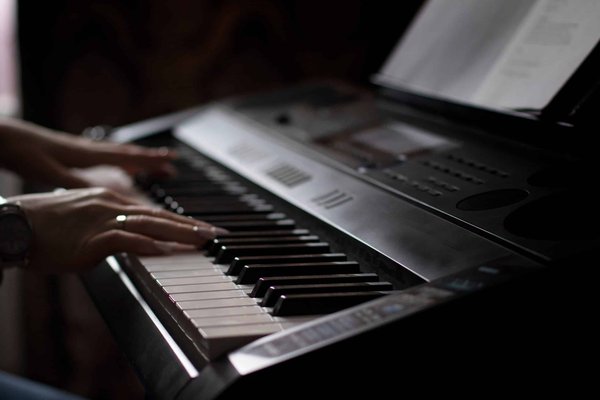 Quelle est l'histoire des instruments anciens reconstitués pour la musique médiévale ?